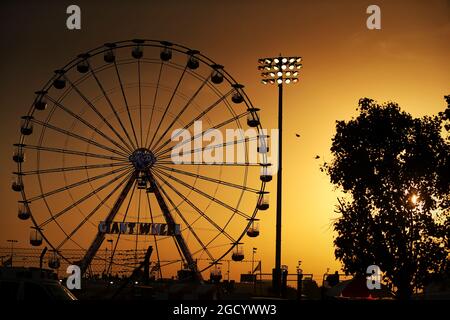 Die Sonne untergeht über der Strecke. Großer Preis von Bahrain, Donnerstag, 28. März 2019. Sakhir, Bahrain. Stockfoto