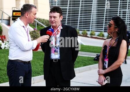 (L bis R): Craig Slater (GBR) Sky F1 Reporter mit Jimmy White (GBR) Snooker Player. Großer Preis von Bahrain, Freitag, 29. März 2019. Sakhir, Bahrain. Stockfoto