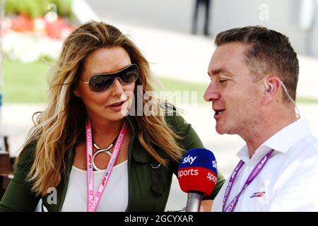 (L bis R): Carol Vorderman (GBR) mit Craig Slater (GBR) Sky F1 Reporter. Großer Preis von Bahrain, Samstag, 30. März 2019. Sakhir, Bahrain. Stockfoto