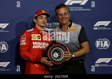 Charles Leclerc (MON) Ferrari erhält den Pirelli Pole Position Award von Mario Isola (ITA) Pirelli Racing Manager. Großer Preis von Bahrain, Samstag, 30. März 2019. Sakhir, Bahrain. Stockfoto