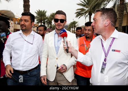 David Beckham (GBR) ehemaliger Fußballspieler mit Craig Slater (GBR) Sky F1 Reporter. Großer Preis von Bahrain, Sonntag, 31. März 2019. Sakhir, Bahrain. Stockfoto