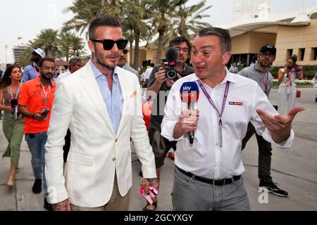 David Beckham (GBR) ehemaliger Fußballspieler mit Craig Slater (GBR) Sky F1 Reporter. Großer Preis von Bahrain, Sonntag, 31. März 2019. Sakhir, Bahrain. Stockfoto