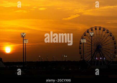 Die Sonne untergeht über der Strecke. Großer Preis von Bahrain, Sonntag, 31. März 2019. Sakhir, Bahrain. Stockfoto