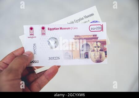 KAIRO, ÄGYPTEN - 06. Jun 2021: Nahaufnahme einer Person, die Tickets für das Ägyptische Museum in Kairo, Ägypten, hält Stockfoto