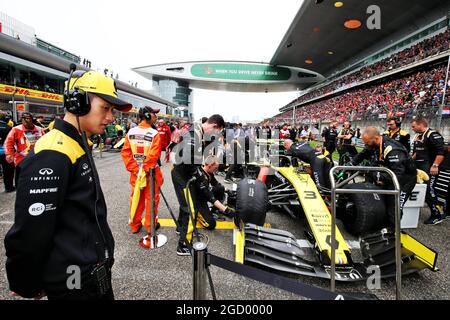 Guanyu Zhou (CHN) Renault F1 Team Test- und Entwicklungstreiber am Start. Großer Preis von China, Sonntag, 14. April 2019. Shanghai, China. Stockfoto