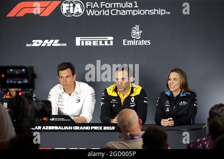 Die FIA-Pressekonferenz (L bis R): Toto Wolff (GER) Mercedes AMG F1-Aktionär und Geschäftsführer; Cyril Abiteboul (FRA) Renault Sport F1-Geschäftsführer; Claire Williams (GBR) Williams Racing Deputy Team Principal. Großer Preis von Aserbaidschan, Freitag, 26. April 2019. Baku City Circuit, Aserbaidschan. Stockfoto