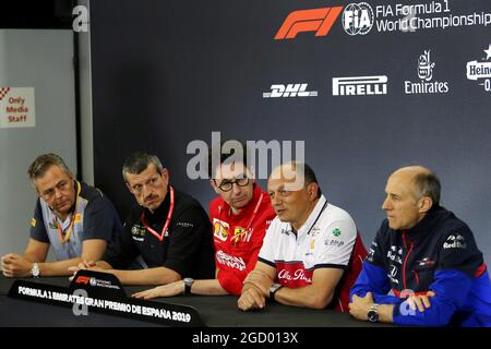 Die FIA-Pressekonferenz (L bis R): Mario Isola (ITA) Pirelli Racing Manager; Günther Steiner (ITA) Haas F1 Team Principal; Mattia Binotto (ITA) Ferrari Team Principal; Frederic Vasseur (FRA) Alfa Romeo Racing Team Principal; Franz Tost (AUT) Scuderia Toro Rosso Team Principal. Großer Preis von Spanien, Freitag, 10. Mai 2019. Barcelona, Spanien. Stockfoto