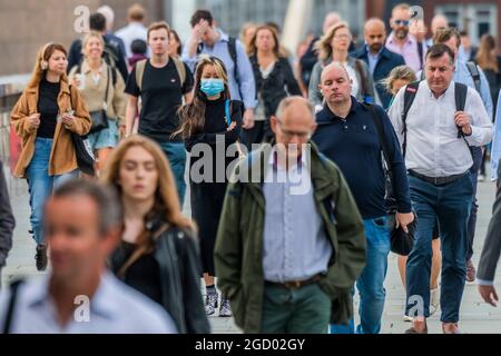 London, Großbritannien. August 2021. Pendler strömen auf dem Weg zurück zur Arbeit über die London Bridge. Kredit: Guy Bell/Alamy Live Nachrichten Stockfoto