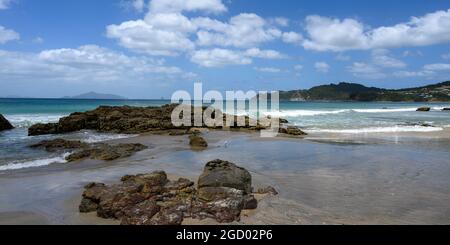 Schöner Blick auf den Strand, Langs Beach, Waipu, Bream Bay, Far North District, Nordinsel, Neuseeland Stockfoto