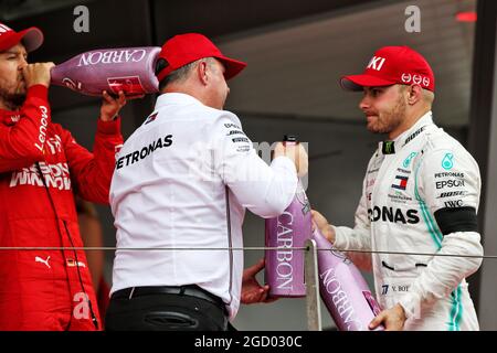 Ron Meadows (GBR) Mercedes GP Team Manager feiert mit dem drittplatzierten Valtteri Bottas (FIN) Mercedes AMG F1 auf dem Podium. Großer Preis von Monaco, Sonntag, 26. Mai 2019. Monte Carlo, Monaco. Stockfoto