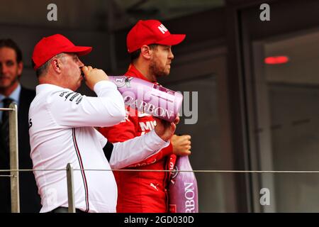 Ron Meadows (GBR) Mercedes GP Team Manager feiert mit dem zweitplatzierten Sebastian Vettel (GER) Ferrari auf dem Podium. Großer Preis von Monaco, Sonntag, 26. Mai 2019. Monte Carlo, Monaco. Stockfoto