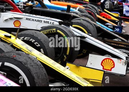 Renault F1 Team RS19 von Nico Hulkenberg (GER) Renault F1 Team mit anderen Fahrzeugen im Parc Ferme. Großer Preis von Monaco, Sonntag, 26. Mai 2019. Monte Carlo, Monaco. Stockfoto