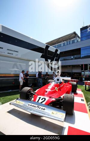 Ein Ferrari F1-Auto zu Ehren von Niki Lauda. Großer Preis von Österreich, Donnerstag, 27. Juni 2019. Spielberg, Österreich. Stockfoto