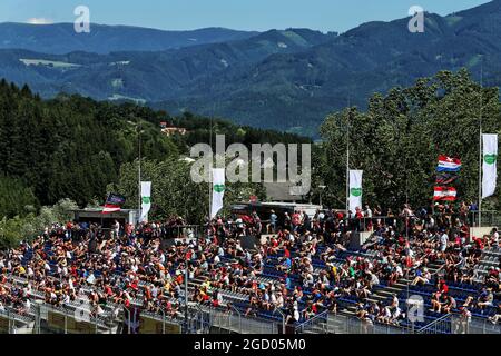 Fans in der Tribüne. Großer Preis von Österreich, Freitag, 28. Juni 2019. Spielberg, Österreich. Stockfoto