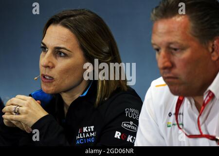 Claire Williams (GBR) Williams Racing Deputy Team Principal und Zak Brown (USA) McLaren Executive Director bei der FIA Pressekonferenz. Großer Preis von Großbritannien, Freitag, 12. Juli 2019. Silverstone, England. Stockfoto