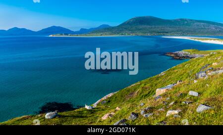 Blick über die Seilebost Bay in Richtung Luskentire und den North Harris Hills, Isle of Harris, Äußere Hebriden, Schottland, Großbritannien Stockfoto