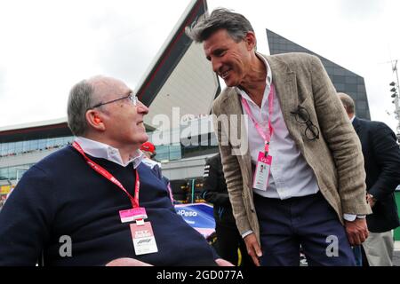 Frank Williams (GBR) Williams Teambesitzer mit Lord Sebastian Coe (GBR) IAAF-Präsident am Start. Großer Preis von Großbritannien, Sonntag, 14. Juli 2019. Silverstone, England. Stockfoto
