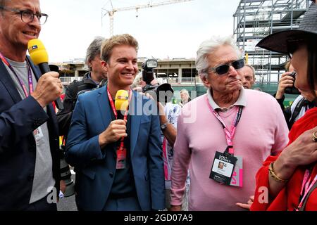 Nico Rosberg (GER) mit Michael Douglas (USA) Schauspieler und Catherine Zeta-Jones (GBR) Schauspielerin am Start. Großer Preis von Großbritannien, Sonntag, 14. Juli 2019. Silverstone, England. Stockfoto