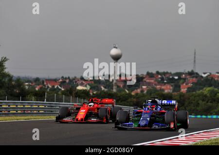 Daniil Kvyat (RUS) Scuderia Toro Rosso STR14 und Sebastian Vettel (GER) Ferrari SF90. Großer Preis von Ungarn, Freitag, 2. August 2019. Budapest, Ungarn. Stockfoto