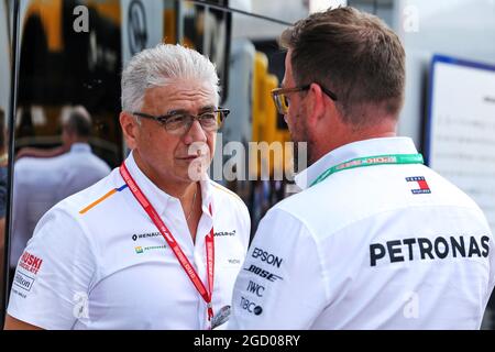 (L bis R): Michael Latifi (CDN) McLaren Aktionär und Vater von Nichola Latifi (CDN), mit Gwen Lagrue, Leiter Mercedes AMG Driver Development. Großer Preis von Ungarn, Samstag, 3. August 2019. Budapest, Ungarn. Stockfoto