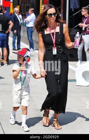 Minttu Räikkönen (FIN) mit ihrem Sohn Robin. Großer Preis von Ungarn, Sonntag, 4. August 2019. Budapest, Ungarn. Stockfoto