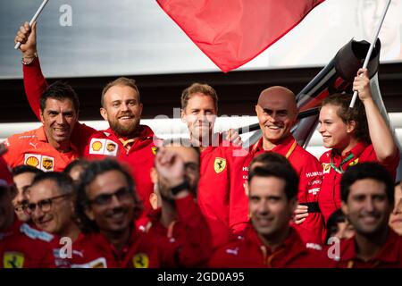 Sebastian Vettel (GER) Ferrari feiert den Sieg für Charles Leclerc (MON) Ferrari mit dem Team. Großer Preis von Belgien, Sonntag, 1. September 2019. Spa-Francorchamps, Belgien. Stockfoto