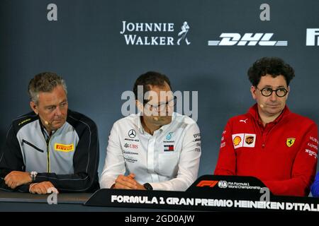 Die FIA-Pressekonferenz (L bis R): Mario Isola (ITA) Pirelli Racing Manager; Aldo Costa (ITA) Mercedes AMG F1 Technical Adviser; Mattia Binotto (ITA) Ferrari Team Principal. Großer Preis von Italien, Freitag, 6. September 2019. Monza Italien. Stockfoto