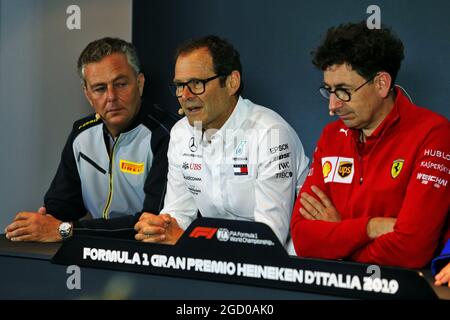 Die FIA-Pressekonferenz (L bis R): Mario Isola (ITA) Pirelli Racing Manager; Aldo Costa (ITA) Mercedes AMG F1 Technical Adviser; Mattia Binotto (ITA) Ferrari Team Principal. Großer Preis von Italien, Freitag, 6. September 2019. Monza Italien. Stockfoto