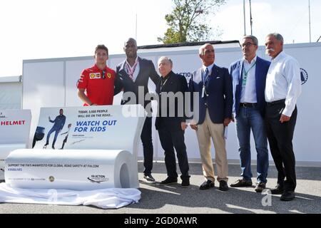 (L bis R): Charles Leclerc (MON) Ferrari; Didier Drogba (CIV) ehemaliger Fußballspieler; Jean Todt (FRA) FIA-Präsident; Dr. Angelo Sticki Damiani (ITA) Aci CSAI-Präsident; Giovanni Uboldi (ITA) IGP Decaux Commercial and Marketing Director; Chase Carey (USA), Vorsitzender der Formel-1-Gruppe, bei einer FIA-Kampagne für Straßenverkehrssicherheit. Großer Preis von Italien, Samstag, 7. September 2019. Monza Italien. Stockfoto