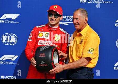 Charles Leclerc (MON) Ferrari erhält den Pirelli Pole Position Award von Jody Scheckter (RSA). Großer Preis von Italien, Samstag, 7. September 2019. Monza Italien. Stockfoto