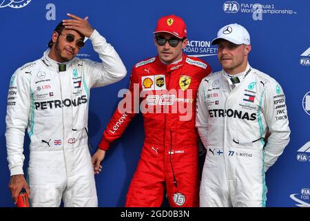 Qualifying Top 3 in Parc Ferme (L bis R): Lewis Hamilton (GBR) Mercedes AMG F1, Zweiter; Charles Leclerc (MON) Ferrari, Pole Position; Valtteri Bottas (FIN) Mercedes AMG F1, Dritter. Großer Preis von Italien, Samstag, 7. September 2019. Monza Italien. Stockfoto