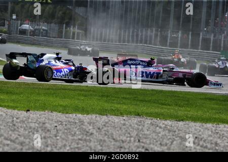 Lance Stroll (CDN) Racing Point F1 Team RP19 kehrt nach dem Spinnen im Rennen vor Pierre Gasly (FRA) Scuderia Toro Rosso STR14 auf die Rennstrecke zurück. Großer Preis von Italien, Sonntag, 8. September 2019. Monza Italien. Stockfoto