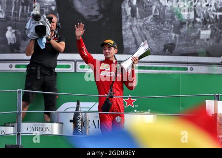 Rennsieger Charles Leclerc (MON) Ferrari feiert auf dem Podium. Großer Preis von Italien, Sonntag, 8. September 2019. Monza Italien. Stockfoto