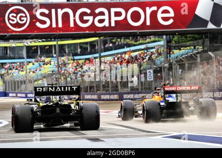 Daniel Ricciardo (AUS) Renault F1 Team RS19 und Lando Norris (GBR) McLaren MCL34. Großer Preis von Singapur, Freitag, 20. September 2019. Marina Bay Street Circuit, Singapur. Stockfoto