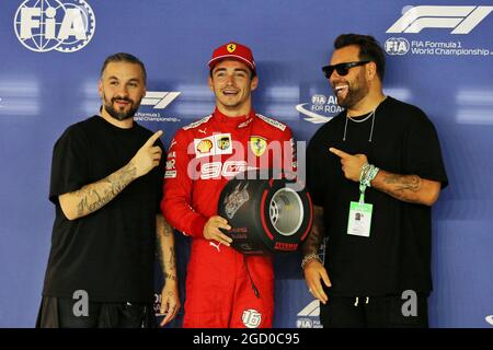 Charles Leclerc (MON) Ferrari erhält den Pirelli Pole Position Award. Großer Preis von Singapur, Samstag, 21. September 2019. Marina Bay Street Circuit, Singapur. Stockfoto