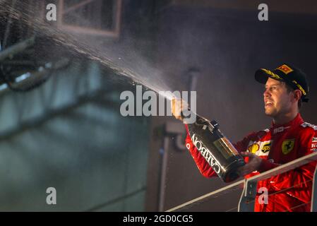 Rennsieger Sebastian Vettel (GER) Ferrari feiert auf dem Podium. Stockfoto