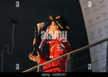 Rennsieger Sebastian Vettel (GER) Ferrari feiert auf dem Podium. Stockfoto