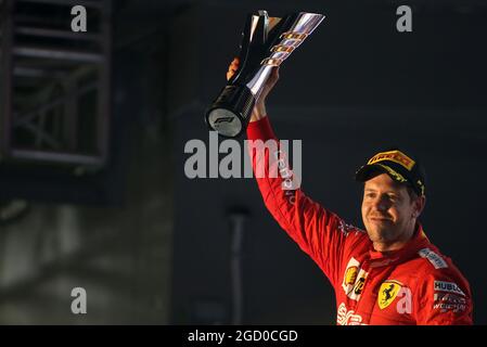 Rennsieger Sebastian Vettel (GER) Ferrari feiert auf dem Podium. Stockfoto