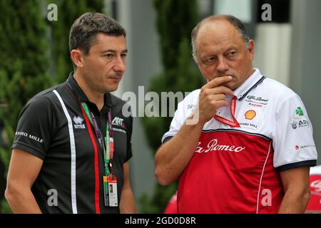 (L bis R): Sebastien Philippe (FRA) ART Grand Prix Team Manager und Managing Director mit Frederic Vasseur (FRA) Alfa Romeo Racing Team Principal. Großer Preis von Russland, Samstag, 28. September 2019. Sotschi Autodrom, Sotschi, Russland. Stockfoto