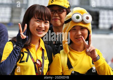 Atmosphäre auf der Rennstrecke - Fans des Renault F1 Teams. Großer Preis von Japan, Donnerstag, 10. Oktober 2019. Suzuka, Japan. Stockfoto