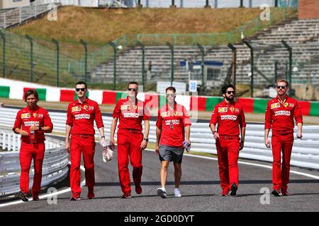 Sebastian Vettel (GER) Ferrari geht mit dem Team auf die Rennstrecke. Großer Preis von Japan, Donnerstag, 10. Oktober 2019. Suzuka, Japan. Stockfoto