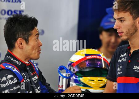 (L bis R): Naoki Yamamoto (JPN) Scuderia Toro Rosso mit Pierre Gasly (FRA) Scuderia Toro Rosso. Großer Preis von Japan, Freitag, 11. Oktober 2019. Suzuka, Japan. Stockfoto