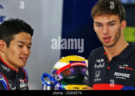 (L bis R): Naoki Yamamoto (JPN) Scuderia Toro Rosso mit Pierre Gasly (FRA) Scuderia Toro Rosso. Großer Preis von Japan, Freitag, 11. Oktober 2019. Suzuka, Japan. Stockfoto
