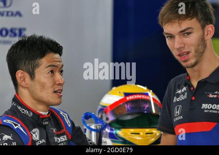 (L bis R): Naoki Yamamoto (JPN) Scuderia Toro Rosso mit Pierre Gasly (FRA) Scuderia Toro Rosso. Großer Preis von Japan, Freitag, 11. Oktober 2019. Suzuka, Japan. Stockfoto