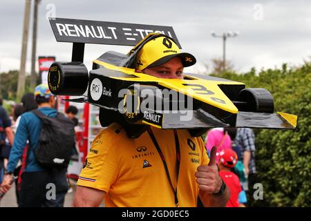 Atmosphäre auf der Rennstrecke - Fan des Renault F1 Teams. Großer Preis von Japan, Freitag, 11. Oktober 2019. Suzuka, Japan. Stockfoto