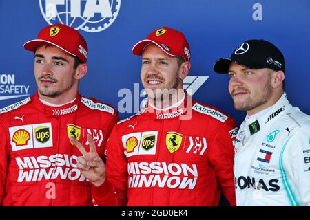 Qualifying Top 3 in Parc Ferme (L bis R): Charles Leclerc (MON) Ferrari, Zweiter; Sebastian Vettel (GER) Ferrari, Pole Position; Valtteri Bottas (FIN) Mercedes AMG F1, Dritter. Großer Preis von Japan, Sonntag, 13. Oktober 2019. Suzuka, Japan. Stockfoto
