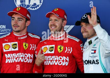 Qualifying Top 3 in Parc Ferme (L bis R): Charles Leclerc (MON) Ferrari, Zweiter; Sebastian Vettel (GER) Ferrari, Pole Position; Valtteri Bottas (FIN) Mercedes AMG F1, Dritter. Großer Preis von Japan, Sonntag, 13. Oktober 2019. Suzuka, Japan. Stockfoto