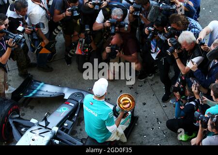 Rennsieger Valtteri Bottas (FIN) Mercedes AMG F1 feiert mit dem Team. Großer Preis von Japan, Sonntag, 13. Oktober 2019. Suzuka, Japan. Stockfoto