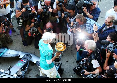 Rennsieger Valtteri Bottas (FIN) Mercedes AMG F1 feiert mit dem Team. Großer Preis von Japan, Sonntag, 13. Oktober 2019. Suzuka, Japan. Stockfoto