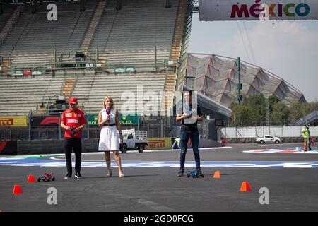 (L bis R): Charles Leclerc (MON) Ferrari; Rachel Brookes (GBR) Sky Sports F1 Reporter; Nichola Latifi (CDN) Williams Racing Test and Development Driver. Großer Preis von Mexiko, Donnerstag, 24. Oktober 2019. Mexiko-Stadt, Mexiko. Stockfoto